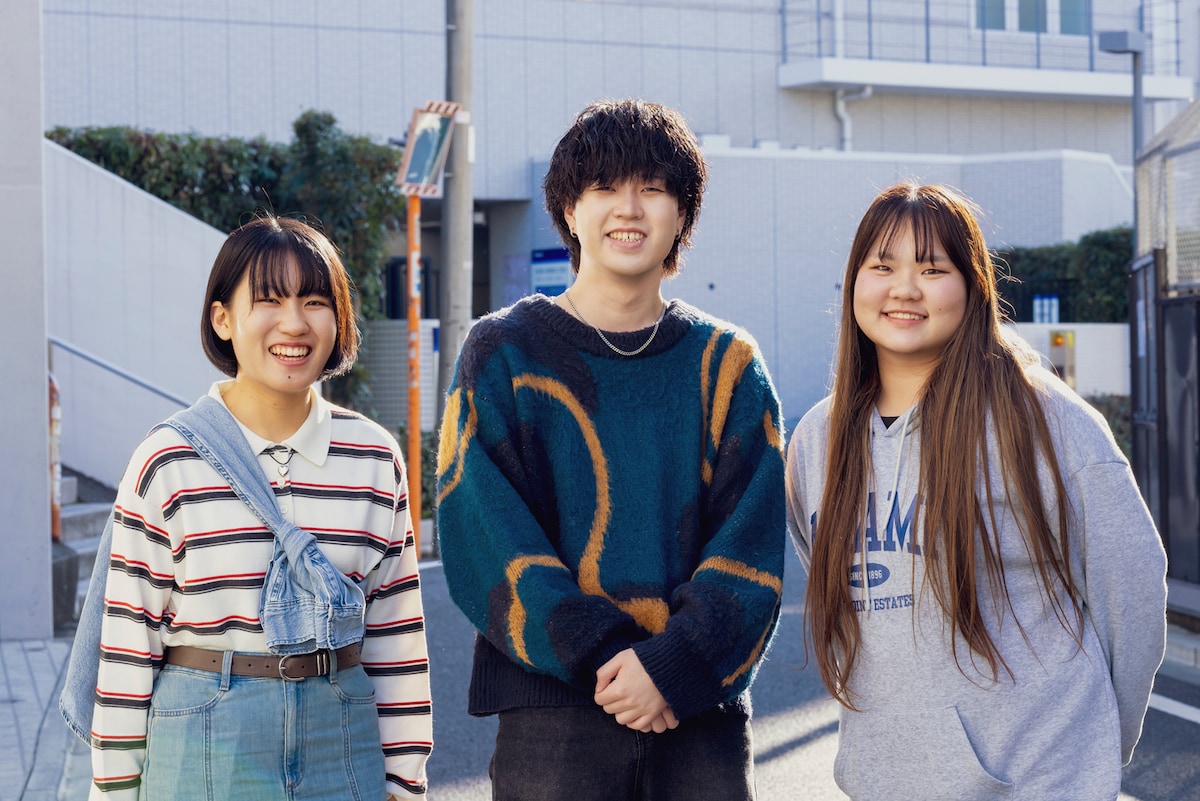 左から長谷美里奈（アーティストマネジメント担当）、佐藤依織（セールスプロモーション担当）、小林想（セールスプロモーション担当）。