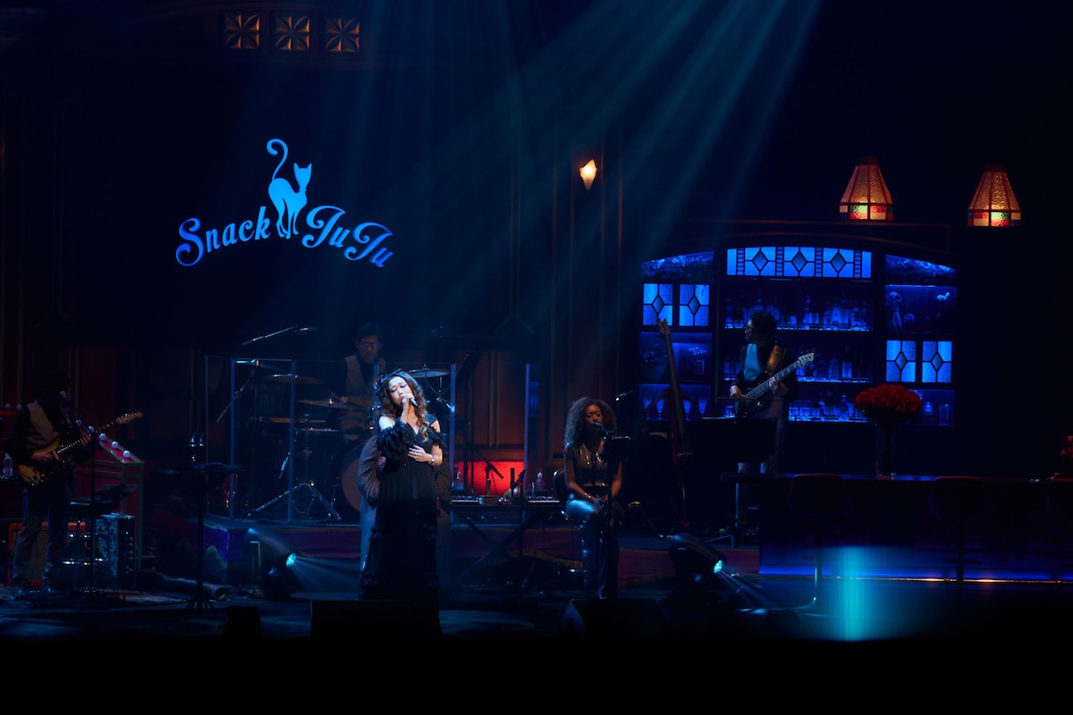 「ジュジュ苑スペシャル『スナックJUJU 2023』～47都道府県出店!! “あのママ”がJUJU20周年を勝手に前祝い全国ツアー～」の様子。