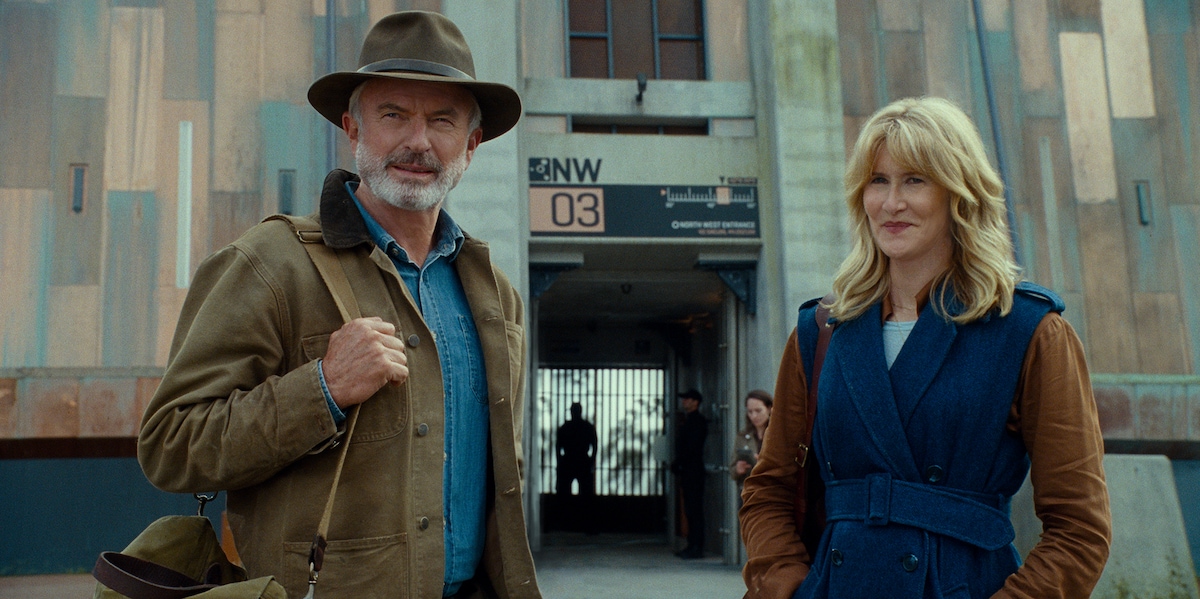 「ジュラシック・ワールド／新たなる支配者」より、左からアラン・グラント博士（サム・ニール）、エリー・サトラー博士（ローラ・ダーン）。