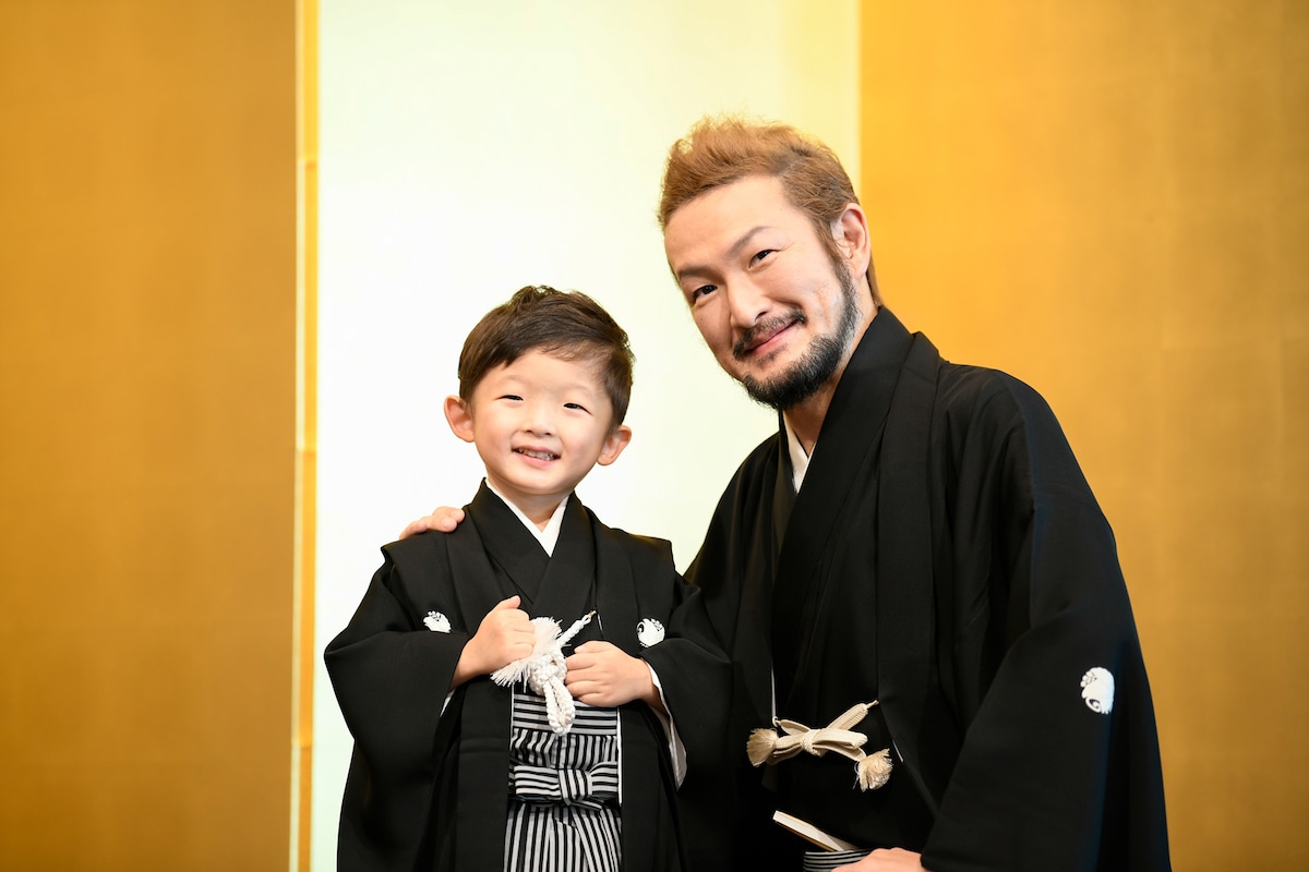 「壽 初春大歌舞伎」会見より。左から小川陽喜、中村獅童。