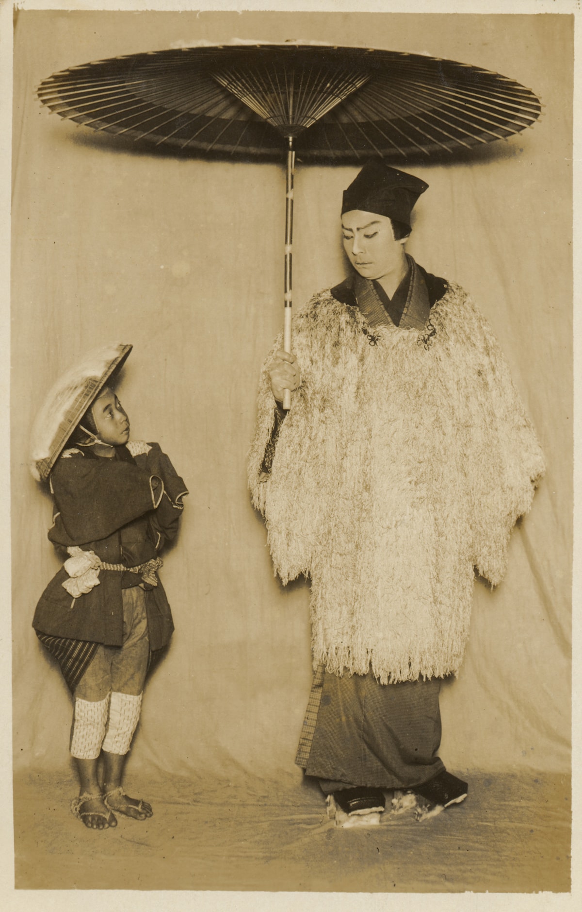 「鼠小紋東君新形」(大正14年2月市村座)ブロマイドより。六代目尾上菊五郎扮する稲葉幸蔵(右)と、四代目尾上丑之助(七代目尾上梅幸)扮する蜆売り三吉。(所蔵:国立劇場)