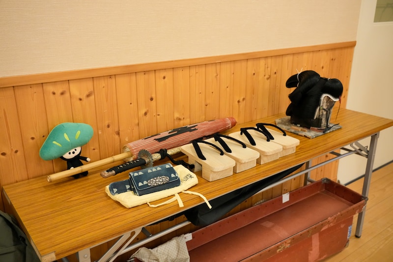 弁天小僧のカツラや和傘、刀、下駄、莨（たばこ）入れ。