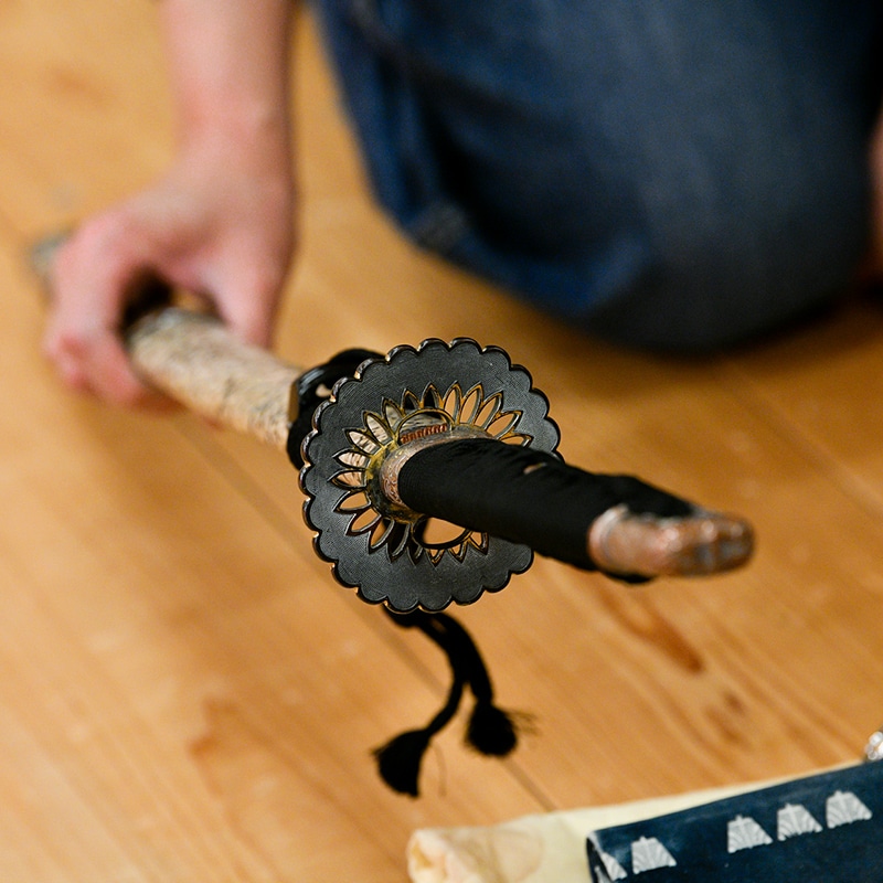 弁天小僧の菊の形をした一本差の鍔（つば）。