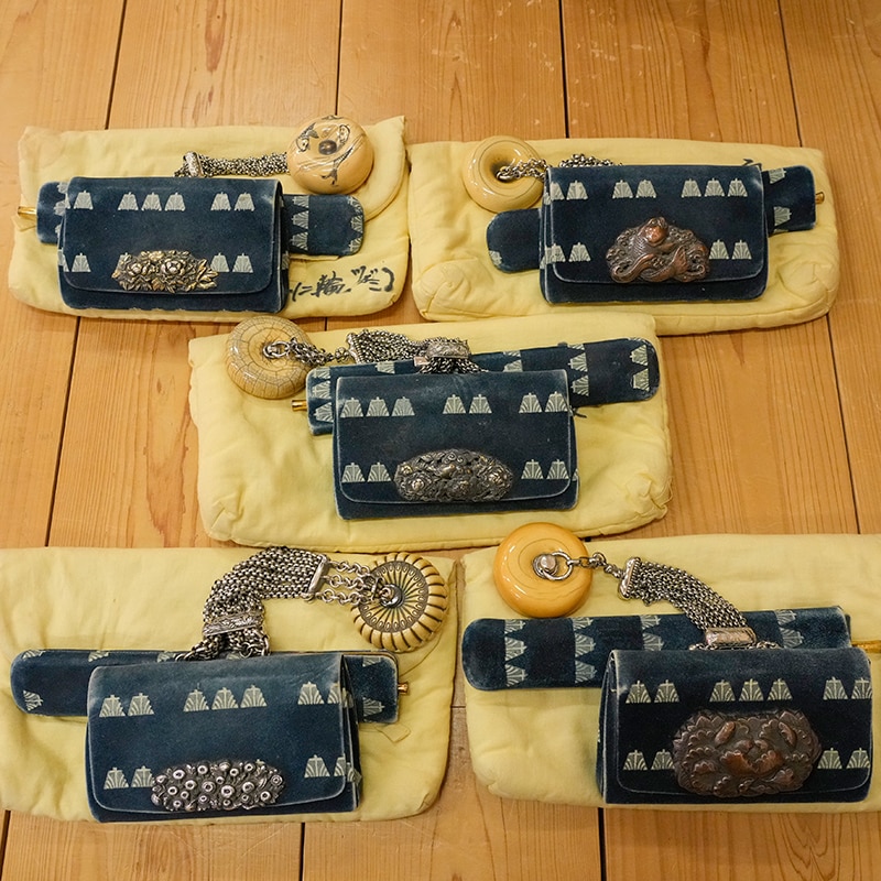 皮革に菖蒲の花を図案化した文様を白く染め抜いた莨（たばこ）入れ（「勝負」と掛かっている）。金具の細工は役ごとに違い、日本駄右衛門は一輪牡丹、弁天小僧は小菊（根付も菊の細工）、忠信利平は鯉、赤星十三郎は小花、南郷力丸は唐獅子。これとはまた違うセットもあるとか。