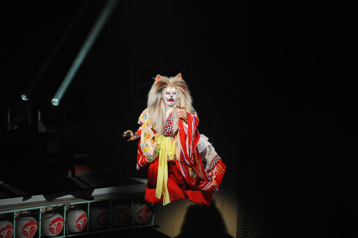 「獨道中五十三驛」より、市川猿之助演じる猫の怪。©松竹