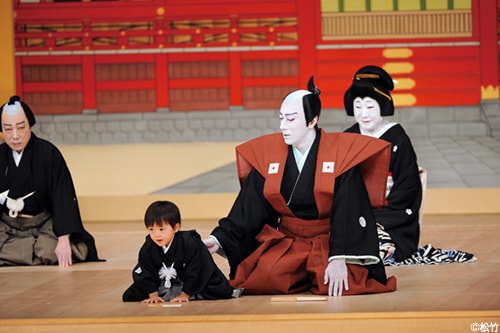 「江戸花成田面影」（2015年11月歌舞伎座）より、左から堀越勸玄、市川海老蔵。無断転載禁止