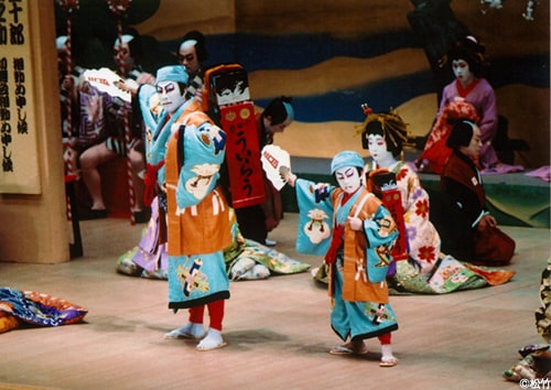 「外郎売」（1985年5月歌舞伎座）より、左から十二代目市川團十郎演じる外郎売実は曽我五郎、七代目市川新之助演じる貴甘坊。無断転載禁止