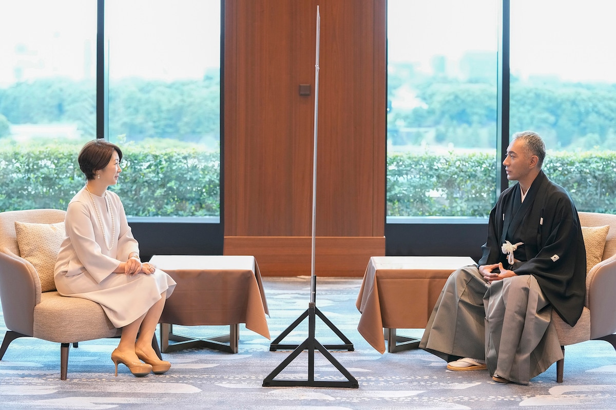 左から中井美穂、市川海老蔵。