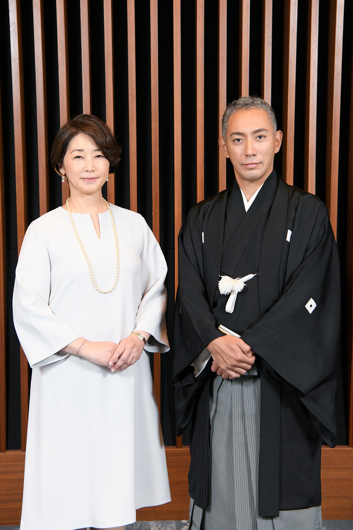 左から中井美穂、市川海老蔵。