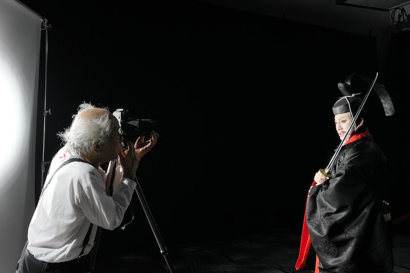 「花の御所始末」スチール撮影の様子。