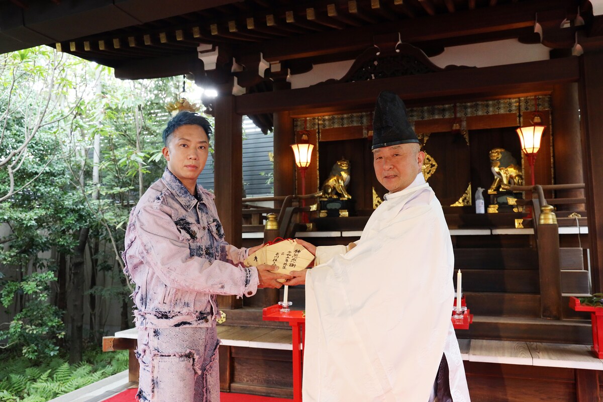 晴明神社に絵馬奉納する市川猿之助(左)。
