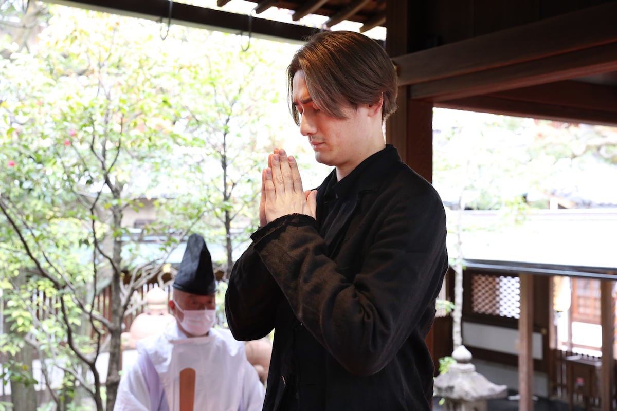 成功祈願する中村隼人。