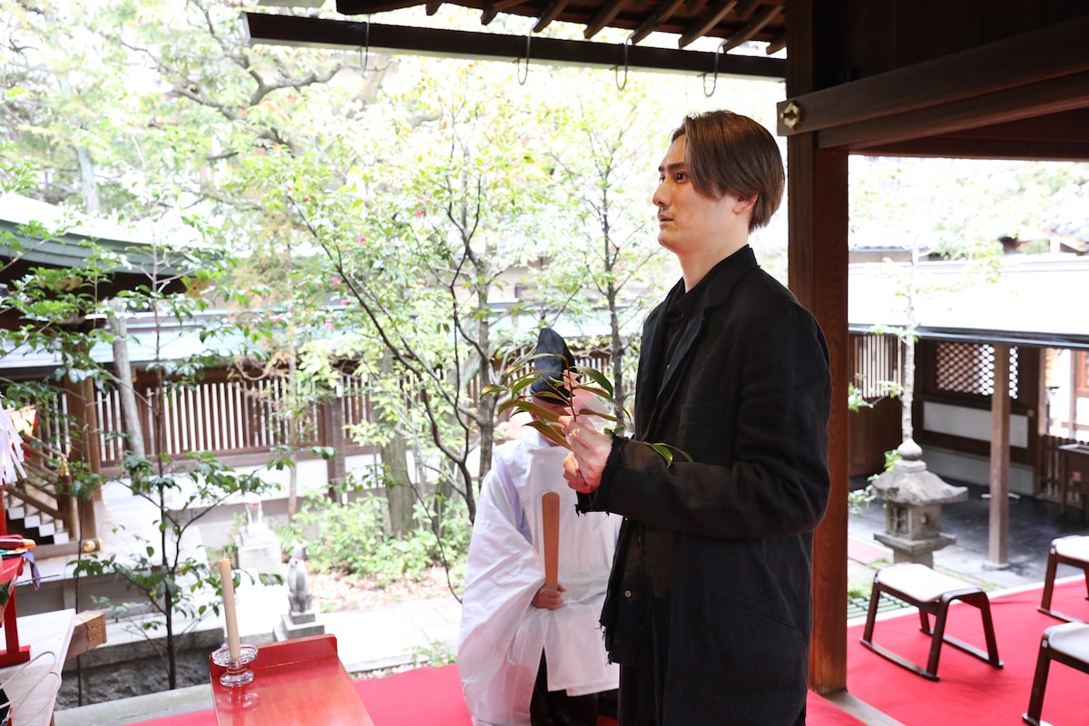 玉串を捧げて手を合わせる中村隼人。