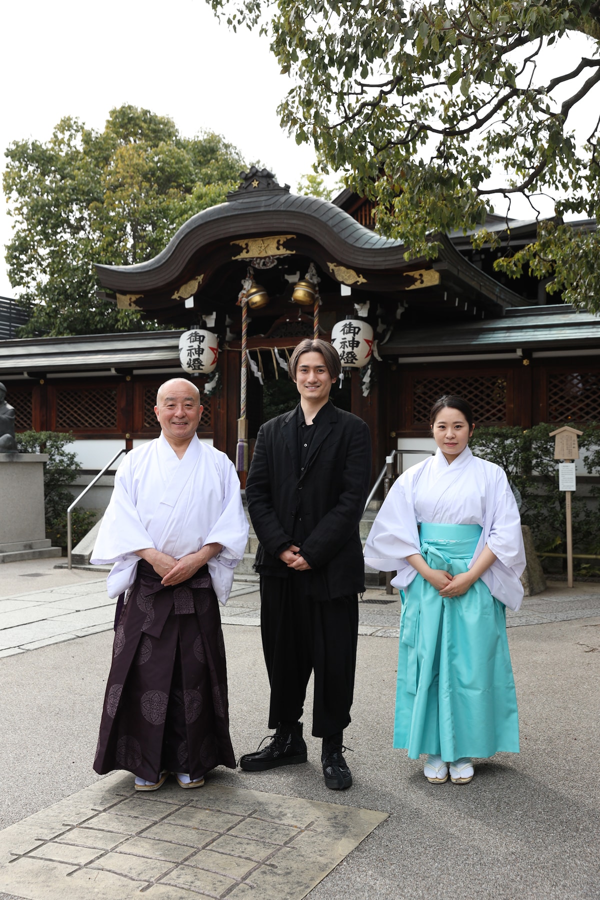 晴明神社にて、中村隼人（中央）。宮司山口琢也さん（左）、権禰宜山口渚子さん（右）と。