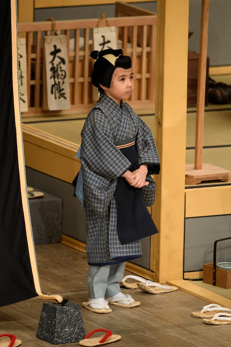 「弁天娘女男白浪」（2018年5月、歌舞伎座）より、尾上眞秀扮する丁稚長松。©松竹