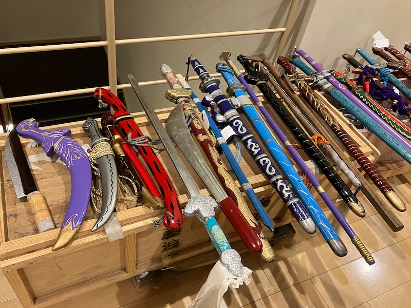 「新・水滸伝」より、小道具の刀。