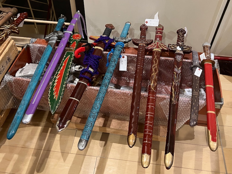 「新・水滸伝」より、小道具の刀。