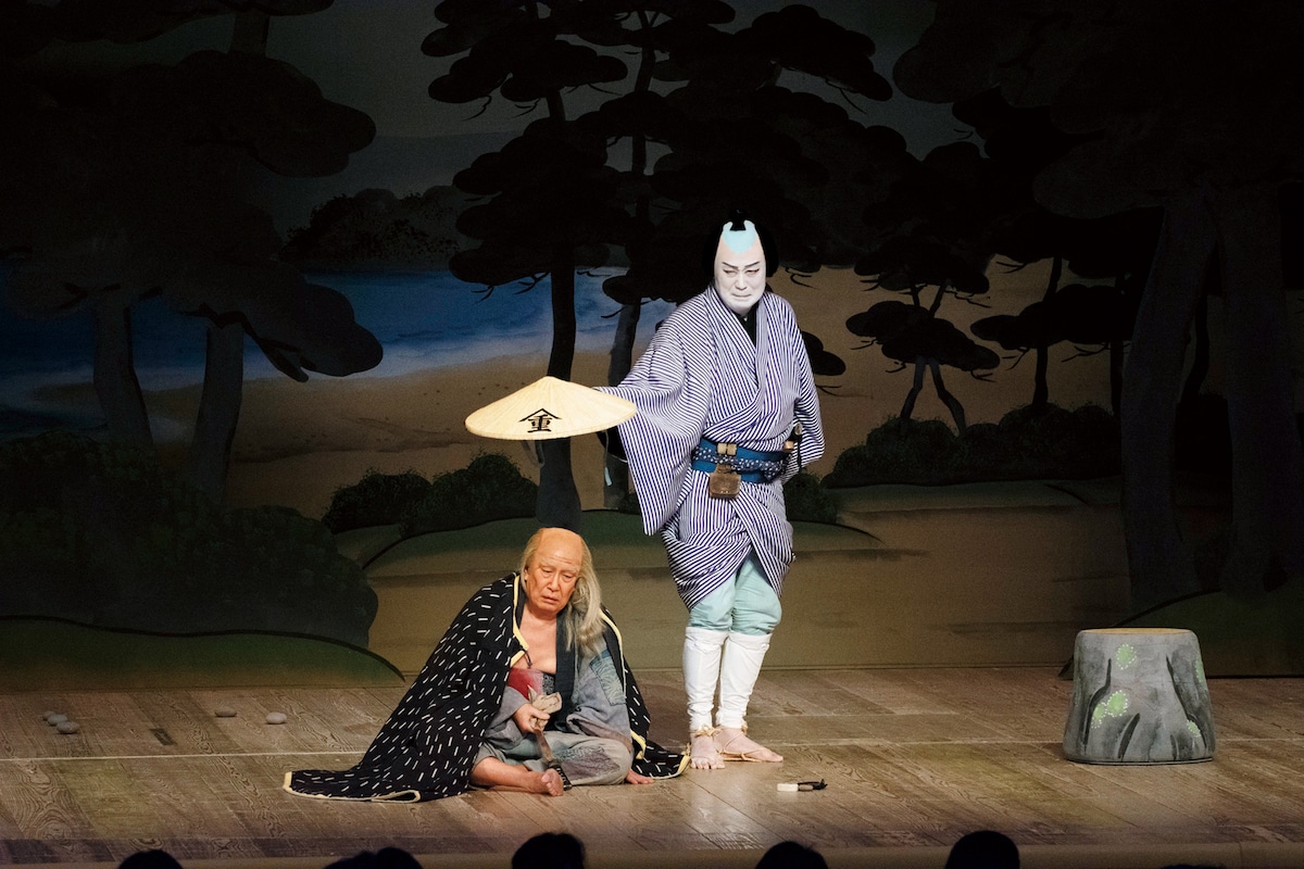 「沼津」（2017年1月、歌舞伎座）より、左から中村歌六扮する雲助平作、中村吉右衛門扮する呉服屋十兵衛。©松竹