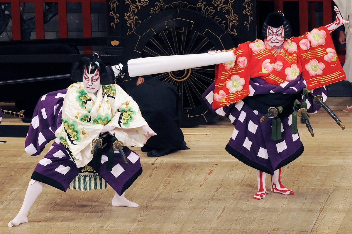 「菅原伝授手習鑑 車引」（2017年9月、新橋演舞場）より、左から中村吉右衛門扮する松王丸、中村又五郎扮する梅王丸。©松竹