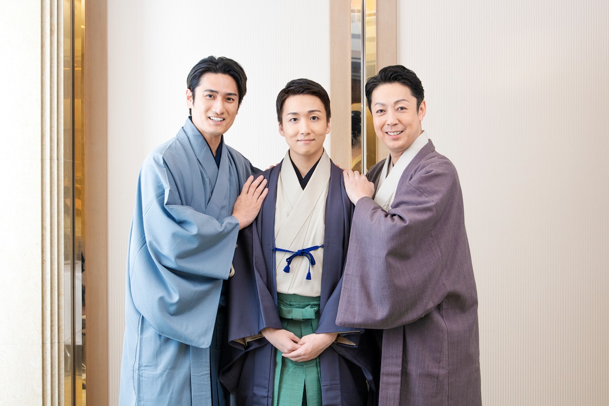 母・中村米吉を中心に、息子の尾上菊之助と中村隼人が並ぶ仲良し親子カット。