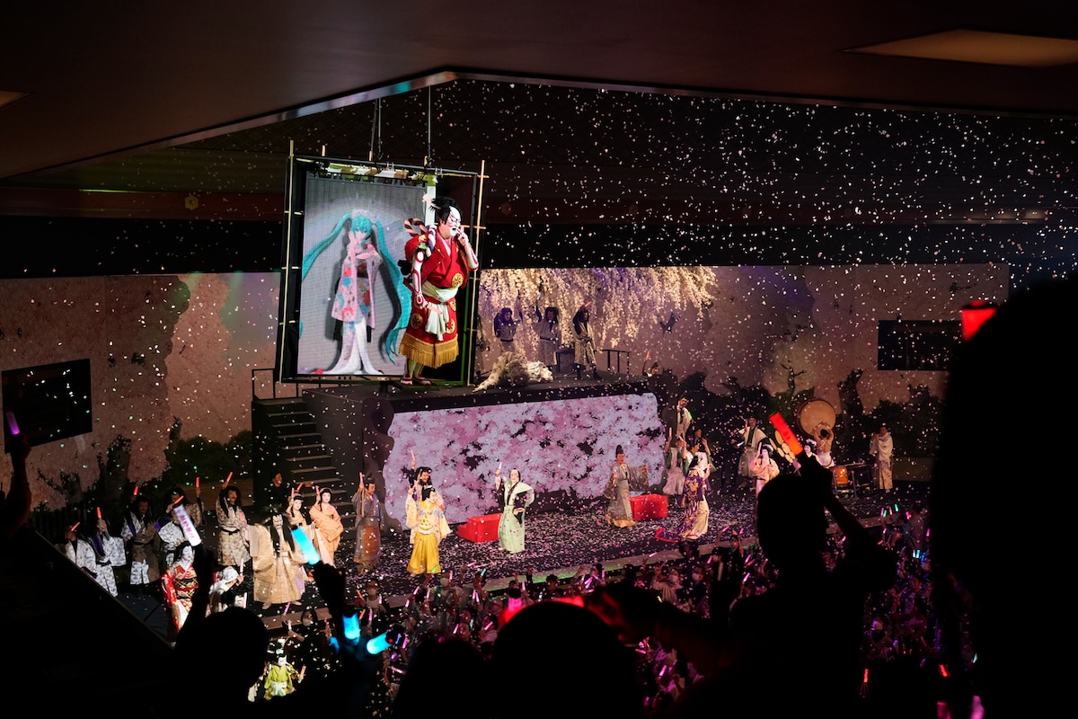 超歌舞伎 Powered by NTT「今昔饗宴千本桜」。©松竹／超歌舞伎 Powered by NTT『今昔饗宴千本桜』