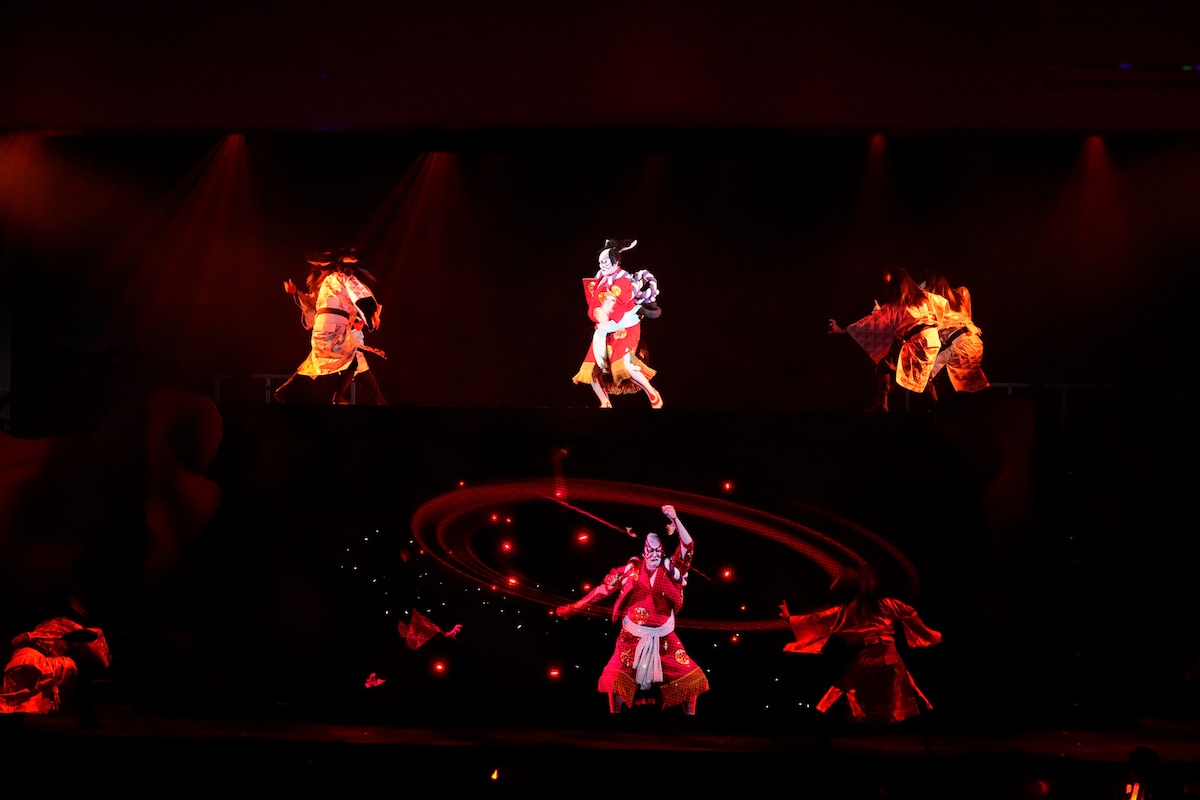 超歌舞伎 Powered by NTT「今昔饗宴千本桜」。©松竹／超歌舞伎 Powered by NTT『今昔饗宴千本桜』