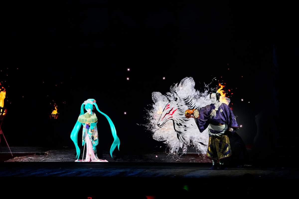 超歌舞伎 Powered by NTT「今昔饗宴千本桜」。©松竹／超歌舞伎 Powered by NTT『今昔饗宴千本桜』