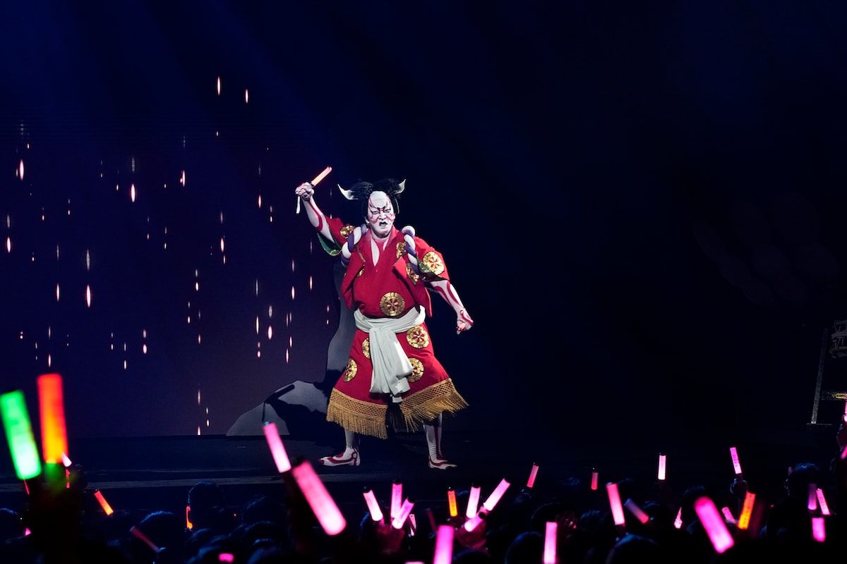 超歌舞伎 Powered by NTT「今昔饗宴千本桜」。©松竹／超歌舞伎 Powered by NTT『今昔饗宴千本桜』