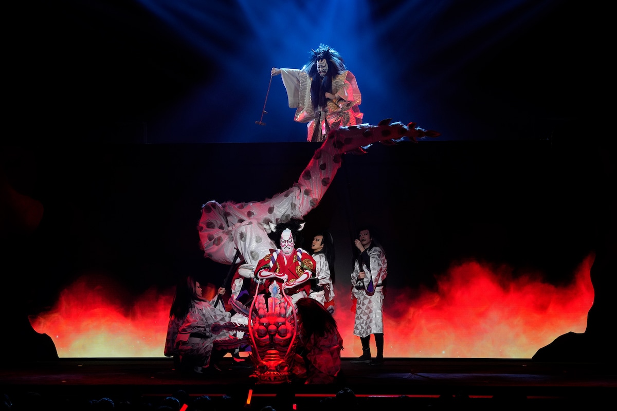 超歌舞伎 Powered by NTT「今昔饗宴千本桜」。©松竹／超歌舞伎 Powered by NTT『今昔饗宴千本桜』