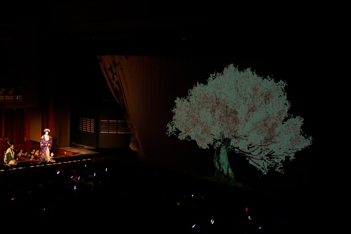 超歌舞伎 Powered by NTT「今昔饗宴千本桜」。©松竹／超歌舞伎 Powered by NTT『今昔饗宴千本桜』