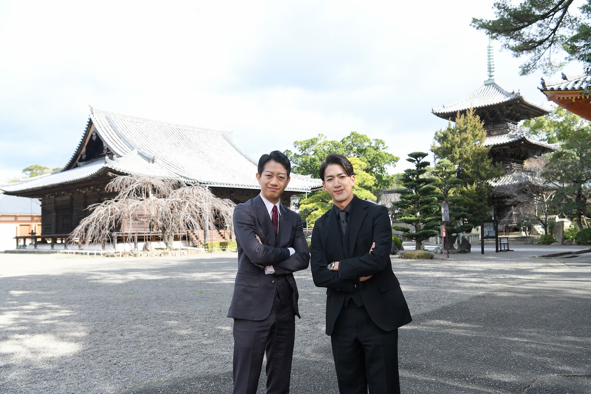道成寺に成功祈願に訪れた中村壱太郎（左）、尾上右近。