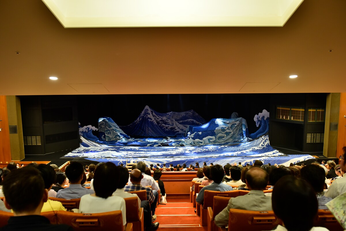 堀尾幸男が美術を手がけた歌舞伎座「三谷かぶき『月光露針路日本(つきあかりめざすふるさと)』風雲児たち」(2019年6月)より。開演前には定式幕が開き、舞台上に作品世界が展開。