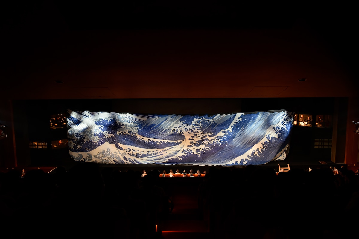 歌舞伎座「三谷かぶき『月光露針路日本(つきあかりめざすふるさと)』風雲児たち」(2019年6月)より。荒れ狂う“浪幕”が登場。