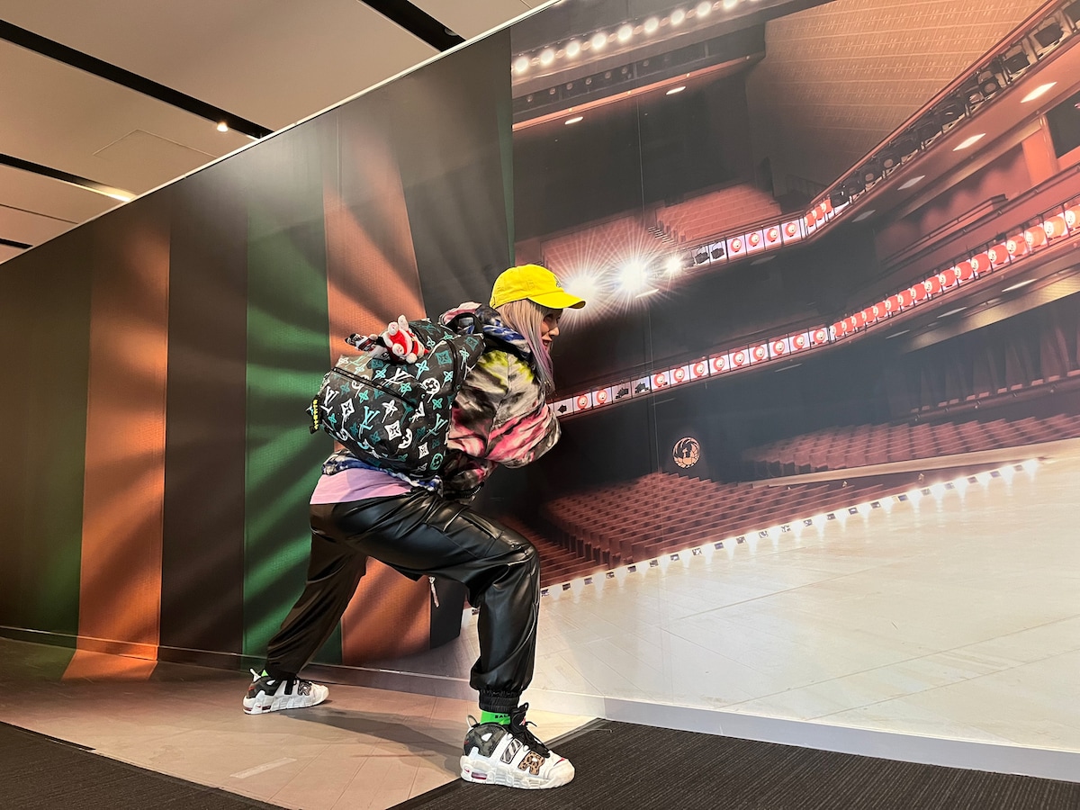 5階の歌舞伎座ギャラリーで写真を撮るウナギ・サヤカ。