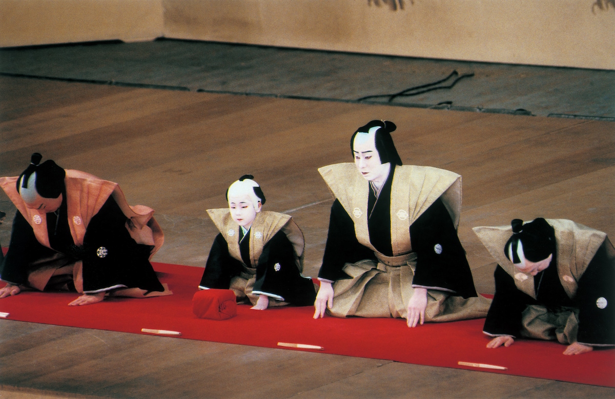 「六代目尾上松助襲名披露口上」(1990年、歌舞伎座)より、初舞台の尾上松也(中央左)と、父・尾上松助(中央右)。©松竹
