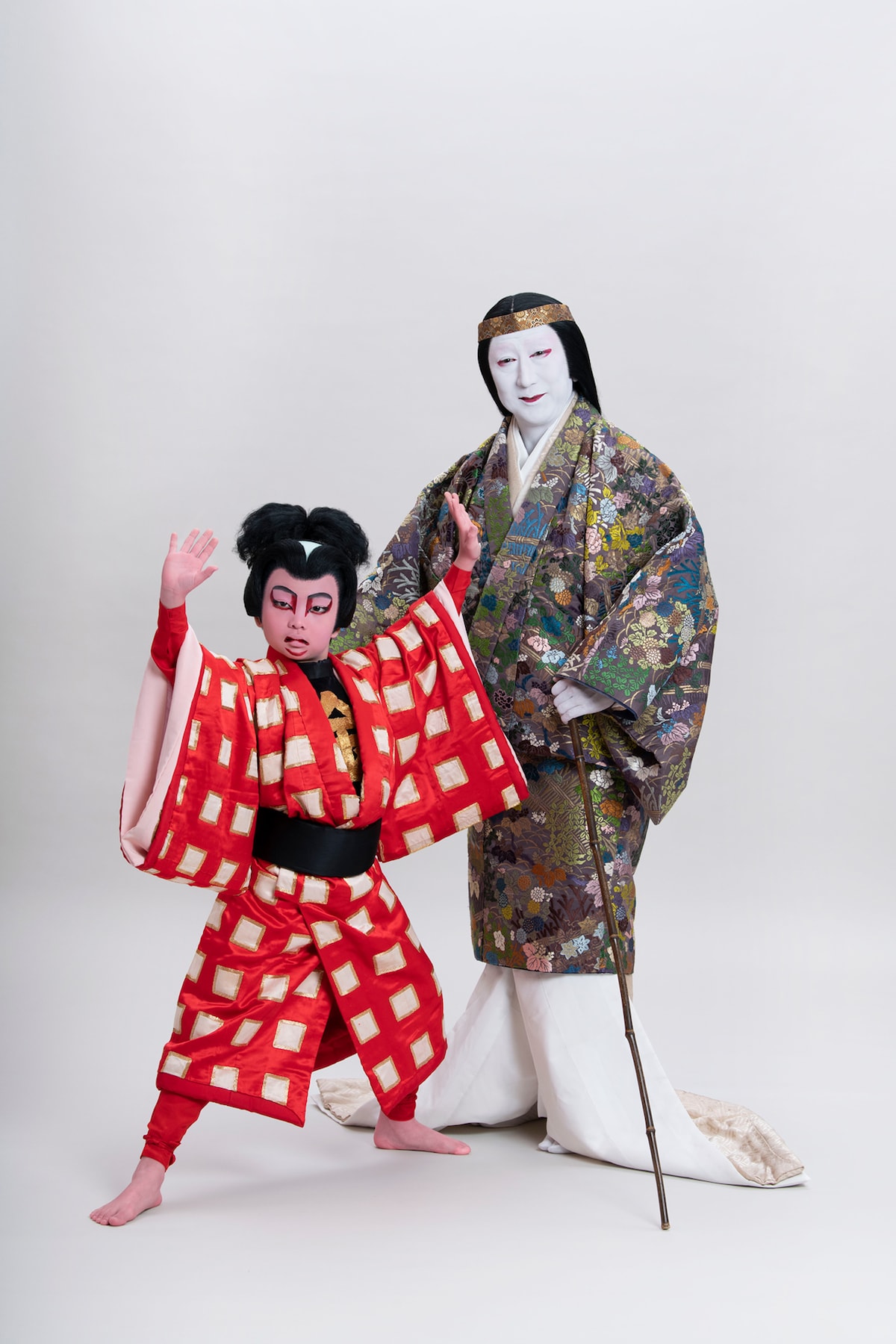 左から、中村梅枝扮する怪童丸後に坂田金時、中村萬壽扮する山姥。©松竹