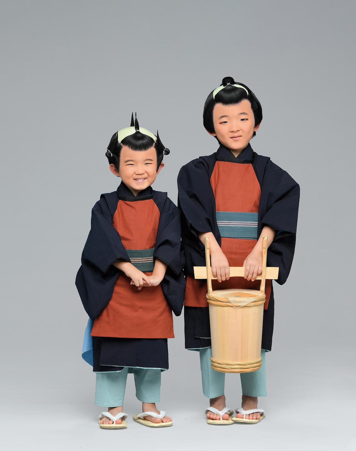 左から、中村夏幹扮する丁稚長吉、中村陽喜扮する丁稚与吉。©松竹