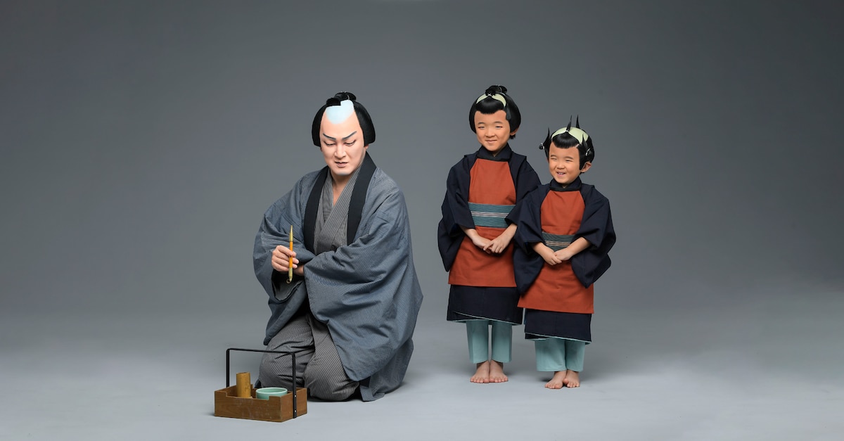 左から中村獅童扮する魚屋宗五郎、中村陽喜扮する丁稚与吉、中村夏幹扮する丁稚長吉。©松竹