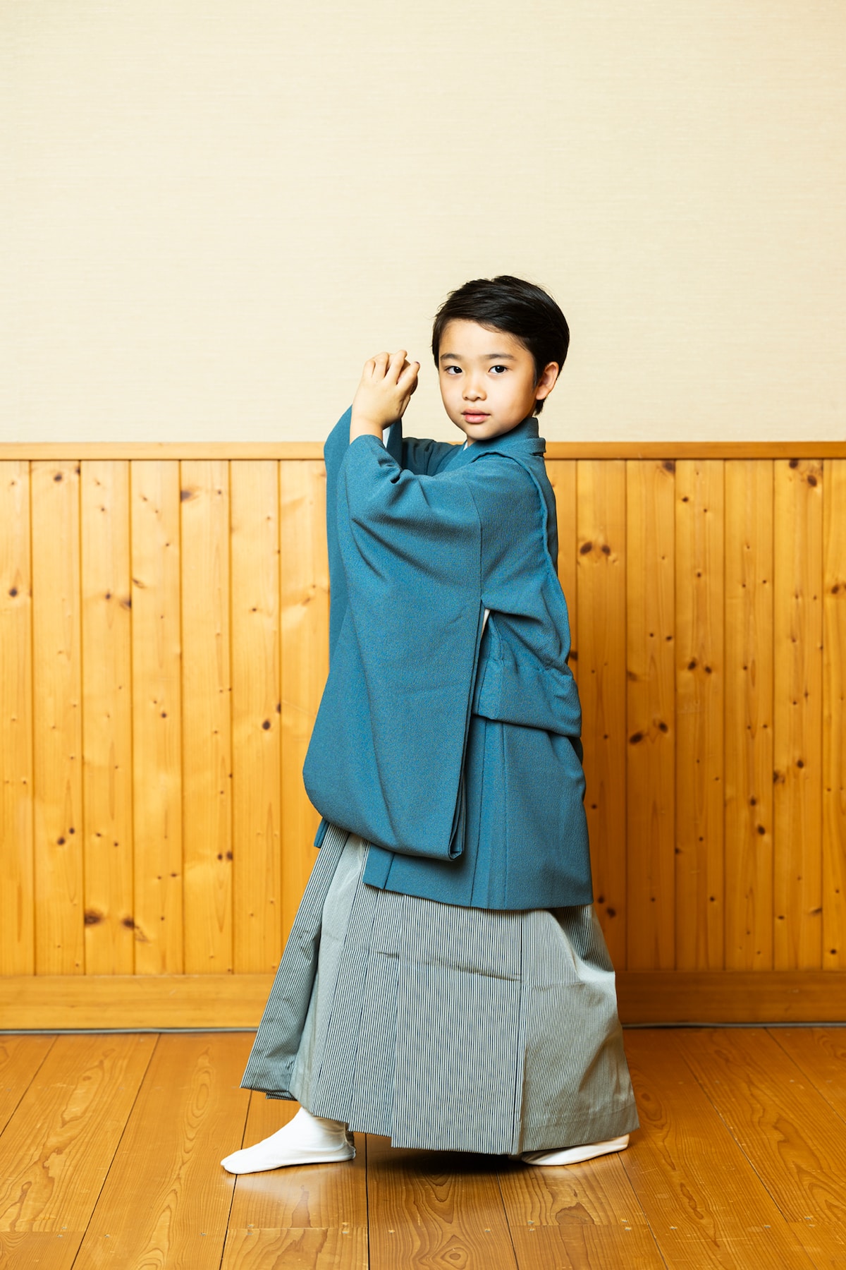 中村梅枝は、野球が大好き! 投球ポーズを取ってもらった。