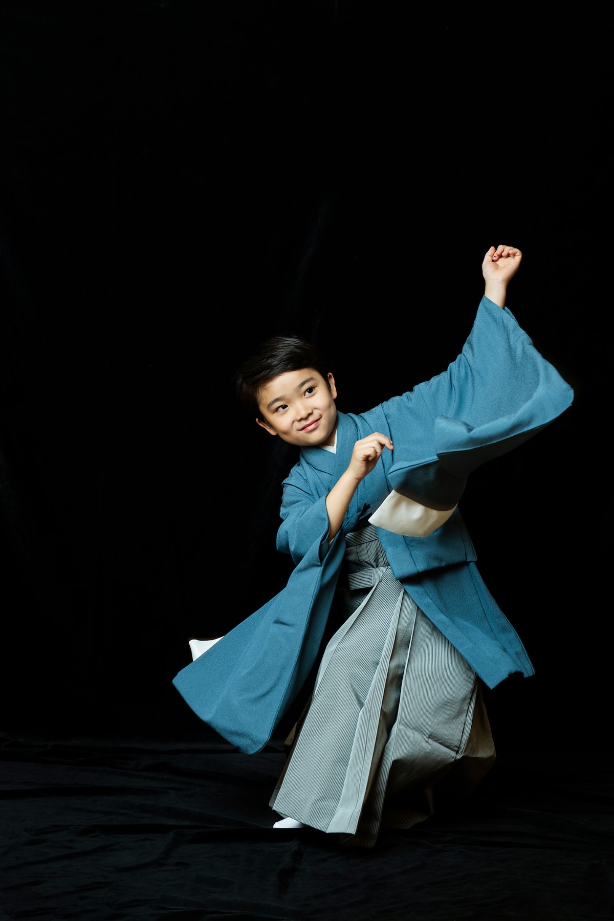 今度は打者に。カメラマンの「ホームランを打とう!」という要望に応え、カッコよくフルスイング。