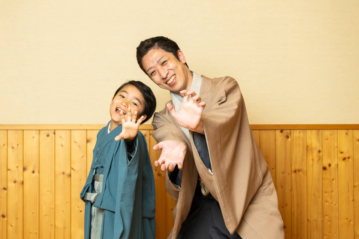 中村時蔵(右)&中村梅枝(左)親子で、ハマっているアニメ「ドラゴンボール」より、かめはめ波のポーズ。