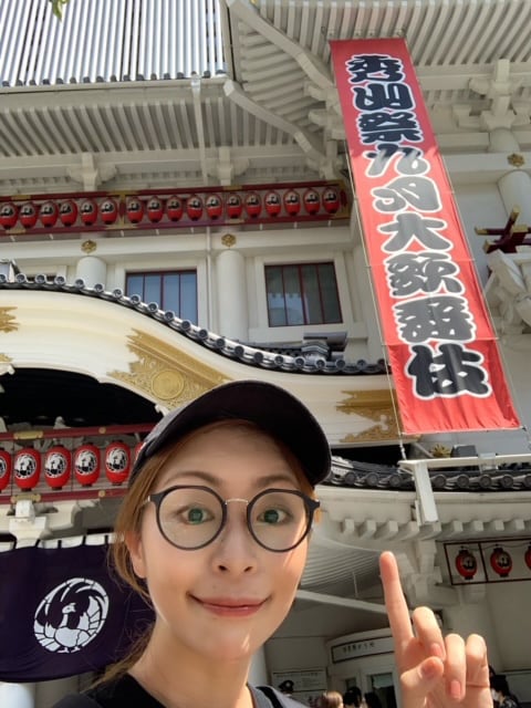 歌舞伎座にやってきた内田慈。