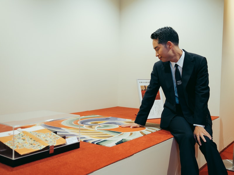 絨毯の触り心地を確かめる虎之介。