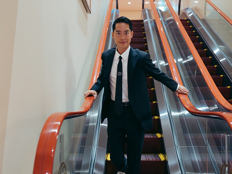 エスカレーターをさっそうと降りる虎之介。