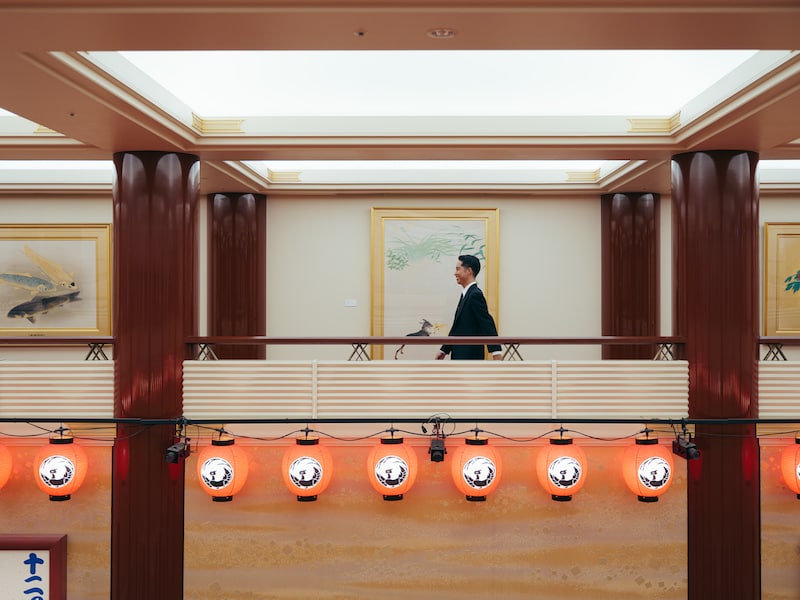 歌舞伎座に飾られている名画と虎之介。