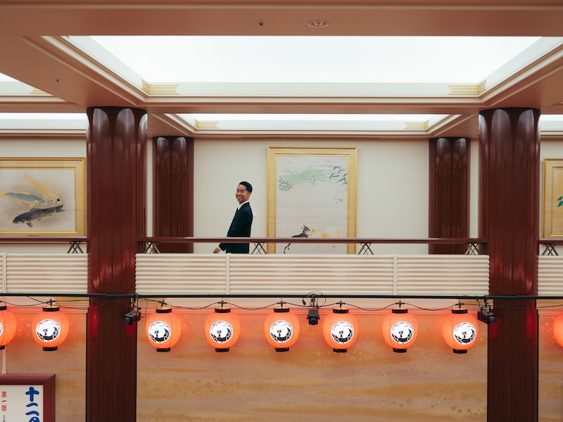 歌舞伎座に飾られている名画と虎之介。