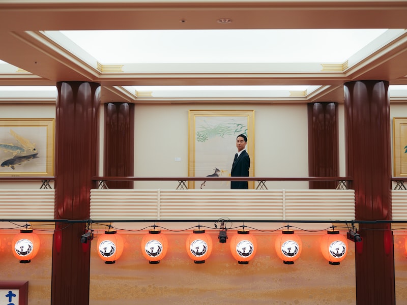 歌舞伎座に飾られている名画と虎之介。