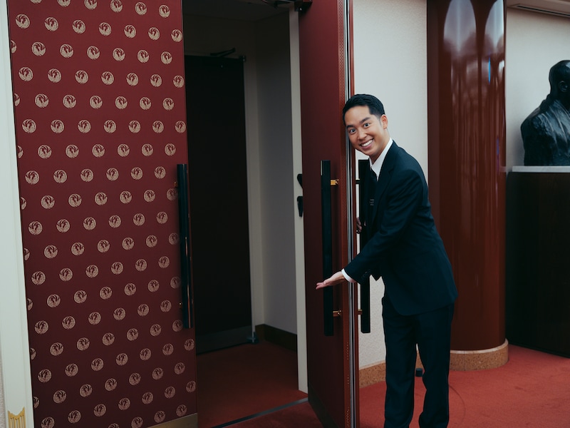 扉を開けてくれる虎之介。