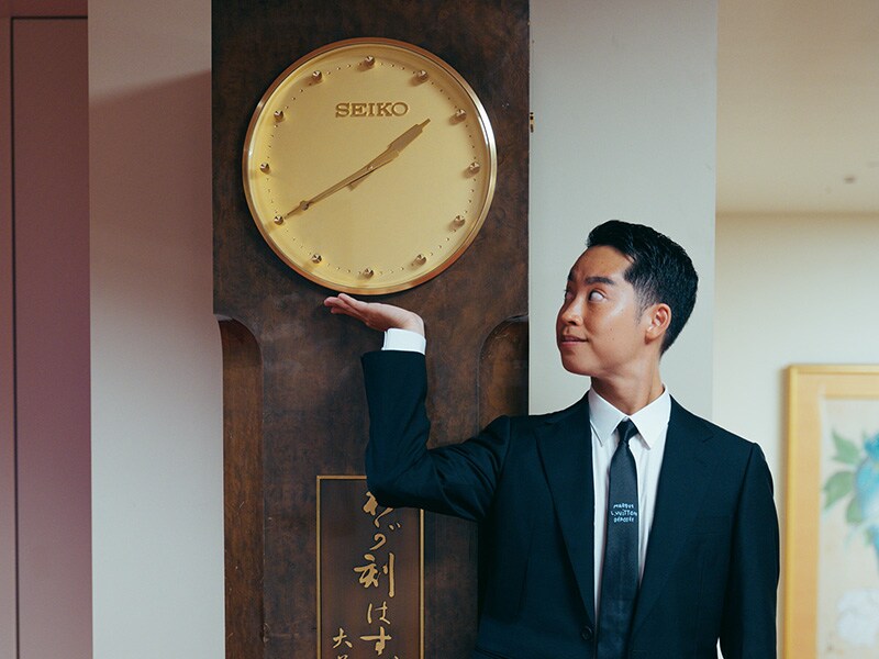 松竹の創業者・大谷竹次郎会長の言葉「わが刻（とき）はすべて演劇」がプレートに刻まれた柱時計（2階）。