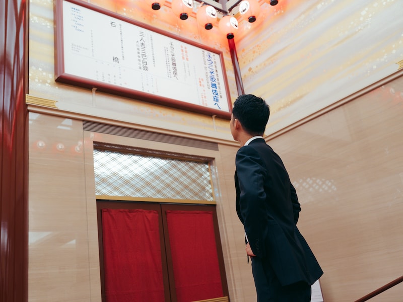 大間看板前で撮影に応じてくれた虎之介。